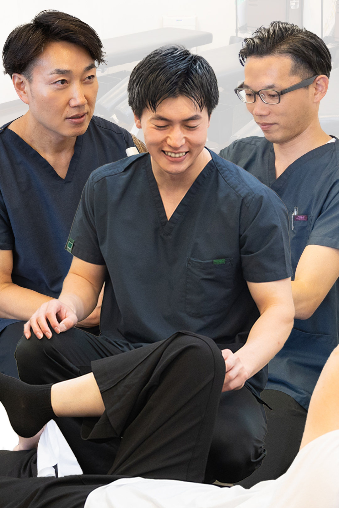 西院整骨院 院長・スタッフによる施術の様子