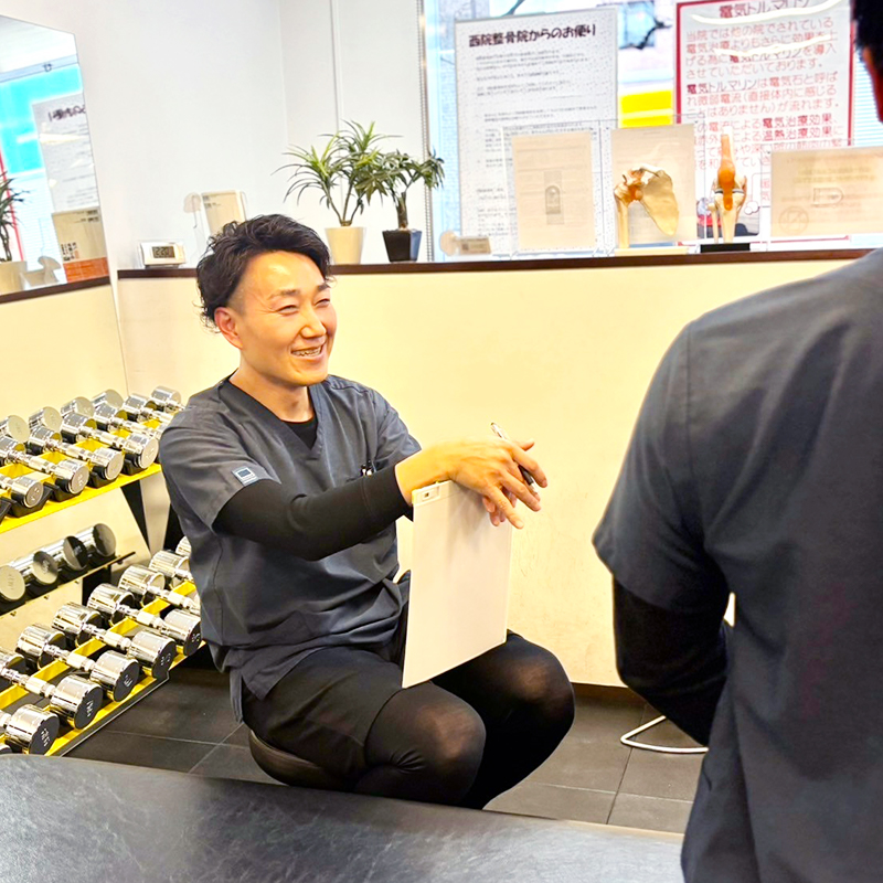 パーソナルトレーナーとして指導する三宅院長
